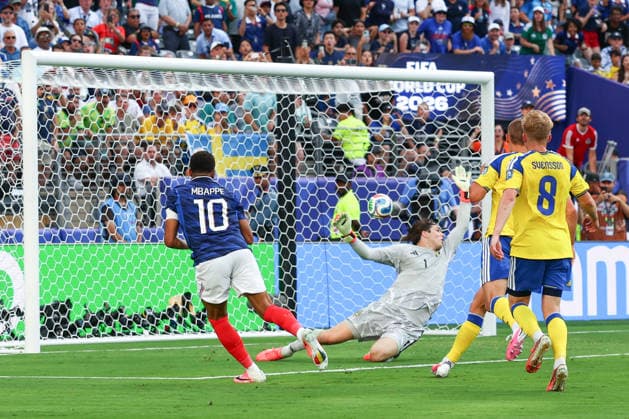 FIFA World Cup, WM, Weltmeisterschaft, Fussball 2026: France v Sweden NEW JERSEY, USA - 30th June 2026: Kylian Mbappe of France scores his side s third goal during the FIFA World Cup 2026 Round of 32 match between France and Sweden at New York New Jersey Stadium New York New York New Jersey Stadium United States of America Copyright: xCraigxMercerx xPeakxActionxPhotosx