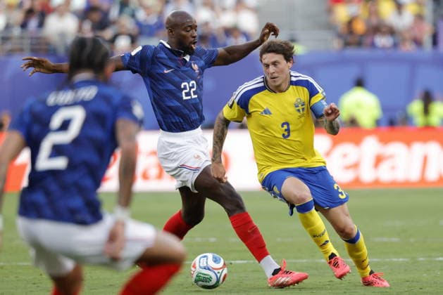FIFA World Cup, WM, Weltmeisterschaft, Fussball 2026 - Round of 32 - France vs Sweden Jean-Philippe Mateta of France (L) in action against Victor Lindelof of Sweden (R) during the FIFA World Cup 2026 Round of 32 match France against Sweden, in East Rutherford, New Jersey, USA, 30 June 2026. EAST RUTHERFORD United States  Copyright: xSHAWNxTHEWx