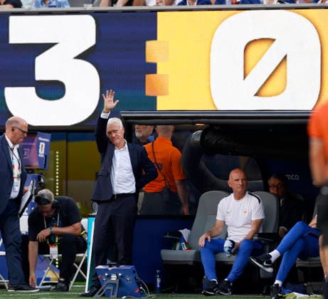 France v Sweden: Round Of 32 - FIFA World Cup, WM, Weltmeisterschaft, Fussball 2026 Didier Deschamps, Head Coach of France waves to fans during the FIFA World Cup 2026 Round Of 32 match between France and Sweden at New York New Jersey Stadium on June 30, 2026 in East Rutherford, New Jersey. East Rutherford New York New Jersey Stadium NJ United States Copyright: xAllstarxPicturexLibraryxLtdx
