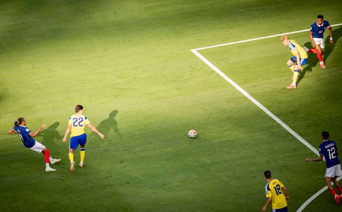 New York New Jersey, USA 30th Jun 2026. Michael Olise (FRA) provides the assist for the goal scored by Kylian Mbappe (FRA) for 3:0 France - Sweden World Cup Frankreich - Schweden 30.06.2026 *** New York, New Jersey, USA, June 30, 2026: Michael Olise (FRA) sets up the goal scored by Kylian Mbappé (FRA), making the score 3–0 in the World Cup match between France and Sweden. France vs. Sweden, June 30, 2026