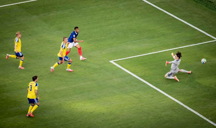 New York New Jersey, USA 30th Jun 2026. Kylian Mbappe (FRA) scores the goal to 3:0 vs Jacob Widell Zetterstrom (SWE) France - Sweden World Cup Frankreich - Schweden 30.06.2026 *** New York, New Jersey, USA, June 30, 2026: Kylian Mbappé (FRA) scores the goal to make it 3–0 against Jacob Widell Zetterström (SWE). France vs. Sweden, World Cup, June 30, 2026