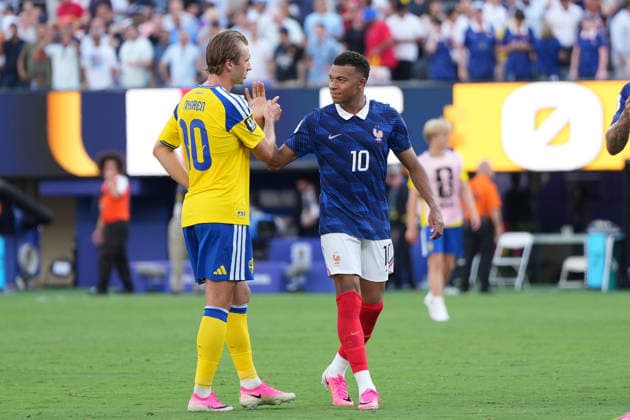 Kylian Mbappe (Frankreich, France, 10) klatscht ab mit Benjamin Nygren (Schweden Sweden, 10) - New York 30.06.2026: Frankreich vs. Schweden, MetLife Stadium, World Cup 26, Sechzehntelfinale *** Kylian Mbappé (France), No. 10, high-fives Benjamin Nygren (Sweden), No. 10, New York, June 30, 2026, France vs. Sweden, MetLife Stadium, World Cup 26, Round of 32