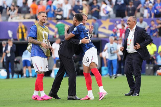 Kylian Mbappe (Frankreich, France, 10) mit Trainer Coach Graham Potter (Schweden Sweden) - New York 30.06.2026: Frankreich vs. Schweden, MetLife Stadium, World Cup 26, Sechzehntelfinale *** Kylian Mbappé, France, No. 10, with Coach Graham Potter, Sweden, New York, June 30, 2026, France vs. Sweden, MetLife Stadium, World Cup 26, Round of 32