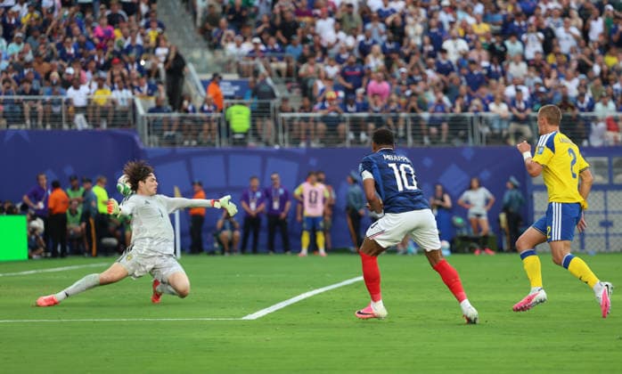 June 30, 2026, East Rutherford, New Jersey, USA: France forward Kylian Mbappe (10) scores a goal in the second half during the June 30th FIFA World Cup, WM, Weltmeisterschaft, Fussball 2026 matchup between France and Sweden at MetLife Stadium in East Rutherford, New Jersey. FIFA World Cup 2026: France : Sweden  - ZUMAs325 20260630_zsp_s325_007 Copyright: xJessxStilesx