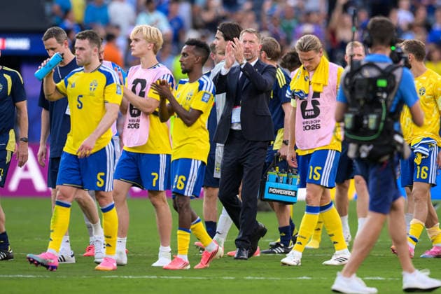 Fußball, WM 2026, 20260630, Frankreich - Schweden. Im Bild Trainer Schweden Graham POTTER applaudiert, Fans. East Rutherford New-York-New-Jersey-Stadion New Jersey Vereinigte Staaten von Amerika *** Soccer, 2026 World Cup, 20260630, France vs. Sweden. Pictured: Sweden s coach Graham POTTER applauds, fans at East Rutherford, New York, New Jersey Stadium, New Jersey, United States of America Copyright: Passion2Press MarkusxFischerx
