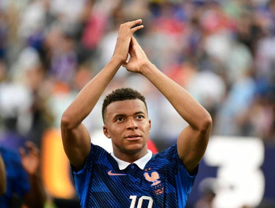 EAST RUTHERFORD, NEW JERSEY - JUNE 30: Kylian MbappÃ of France applauds the fans after the FIFA World Cup, WM, Weltmeisterschaft, Fussball 2026 Round Of 32 match between France and Sweden at New York New Jersey Stadium on June 30, 2026 in East Rutherford, New Jersey.  Copyright: xMBxMediax