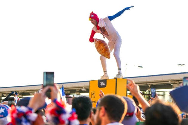 Französischer Fan als gallischer Hahn verkleidet macht Stimmung mit den Fans nach dem Sieg über Schweden - New York 30.06.2026: Frankreich vs. Schweden, MetLife Stadium, World Cup 26, Sechzehntelfinale *** A French fan dressed as a Gallic rooster celebrates with the fans after the victory over Sweden New York, June 30, 2026 France vs. Sweden, MetLife Stadium, World Cup 26, Round of 32