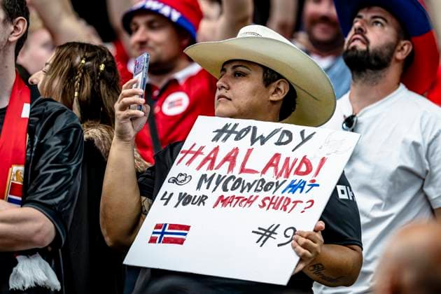 DALLAS - supporter of Norway during the 2026 World Cup match between Ivory Coast and Norway at Dallas Stadium on June 30, 2026, in Dallas, United States. (Photo by Stefan Koops EYE4IMAGES DeFodi Images) - *** A DALLAS fan cheering for Norway during the 2026 World Cup match between Ivory Coast and Norway at Dallas Stadium on June 30, 2026, in Dallas, United States. Photo by Stefan Koops, EYE4IMAGES, DeFodi Images