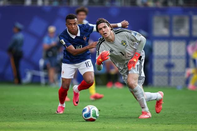 France advance to the FIFA World Cup, WM, Weltmeisterschaft, Fussball 2026 Round of 16 ARLINGTON, TEXAS - JUNE 30: Sweden goalkeeper Widell Jacob ( 1) races to collect the ball ahead of France captain Kylian Mbappe ( 10) during the FIFA World Cup 2026 Round of 32 match at Dallas Stadium on June 30, 2026 in Arlington, Texas. France defeated Sweden 3-0 to reach the quarter-finals. NEW JERSEY United States of America Copyright: x xAymanxArefxMohamedxSaadxElxDinx xJNAxPressx