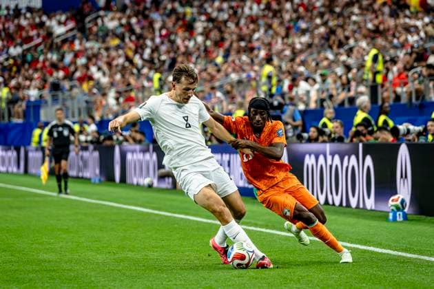 DALLAS - (lr) Sander Berge of Norway and Yan Diomande of Ivory Coast during the 2026 World Cup match between Ivory Coast and Norway at Dallas Stadium on June 30, 2026, in Dallas, United States. (Photo by Stefan Koops EYE4IMAGES DeFodi Images) - *** DALLAS — Sander Berge of Norway and Yan Diomande of Ivory Coast during the 2026 World Cup match between Ivory Coast and Norway at Dallas Stadium on June 30, 2026, in Dallas, United States. Photo by Stefan Koops, EYE4IMAGES, DeFodi Images