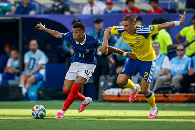 June 30, 2026: France forward Kylian Mbappe (10) dribbles under pressure from Sweden defender Gustaf Lagerbielke (2) during FIFA World Cup, WM, Weltmeisterschaft, Fussball round of 32 action between France and Sweden at New York New Jersey Stadium in East Rutherford, N.J. ( Cal Media) FIFA World Cup 2026: France Vs Sweden JUN 30  - ZUMAc04_ 20260630_zma_c04_020 Copyright: xRustyxJonesx