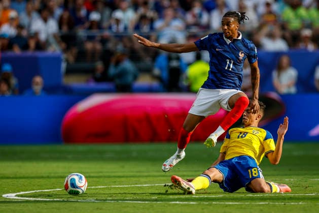 June 30, 2026: Sweden midfielder Yasin Ayari (18) reaches for the ball under France forward Michael Olise (11) during FIFA World Cup, WM, Weltmeisterschaft, Fussball round of 32 action between France and Sweden at New York New Jersey Stadium in East Rutherford, N.J. ( Cal Media) FIFA World Cup 2026: France Vs Sweden JUN 30  - ZUMAc04_ 20260630_zma_c04_021 Copyright: xRustyxJonesx