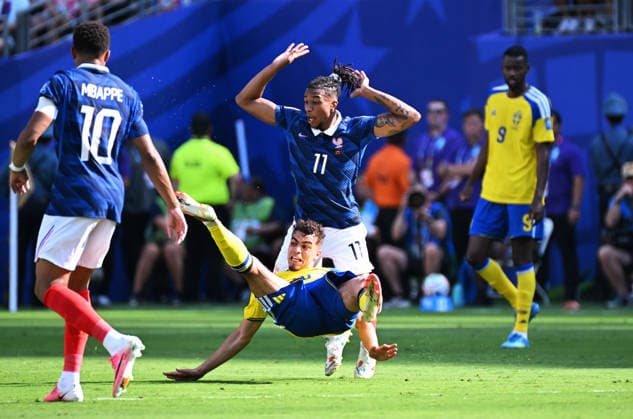 Fussball, Länderspiel, Herren, FIFA World Cup, WM, Weltmeisterschaft, Fussball 2026, Fussball-Weltmeisterschaft, USA, Sechzehntelfinale, MetLife Stadium New Jersey: Frankreich - Schweden 3:0; Michael Olise (FRA), Yasin Ayari (SWE). Aktion *** Soccer, International Match, Men s, 2026 FIFA World Cup, Soccer World Cup, USA, Round of 32, MetLife Stadium, New Jersey, France vs. Sweden 3–0, Michael Olise (FRA), Yasin Ayari (SWE), Action