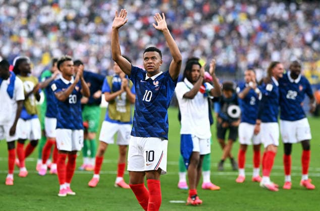 Fussball, Länderspiel, Herren, FIFA World Cup, WM, Weltmeisterschaft, Fussball 2026, Fussball-Weltmeisterschaft, USA, Sechzehntelfinale, MetLife Stadium New Jersey: Frankreich - Schweden 3:0; Kylian Mbappe (FRA) nach Spielende. *** Soccer, International Match, Men s, 2026 FIFA World Cup, Soccer World Cup, USA, Round of 32, MetLife Stadium, New Jersey: France vs. Sweden 3–0; Kylian Mbappé (FRA) after the final whistle