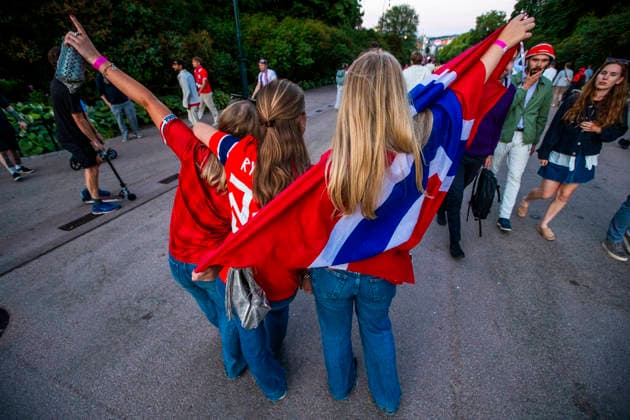Fotball-VM 2026: Elfenbenskysten - Norge Oslo 20260630. Norske fans feirer pa slottsplassen og Karl Johans gate etter seier i 16-delsfinalen mellom Elfenbenskysten og Norge under fotball-VM 2026. Foto: Trond R. Teigen NTB Oslo Norge EDITORIAL USE ONLY. RESTRICTED USE FOR BETTING COMPANIES Ref:_SPOdtQQNDirkuM.jpg *** 2026 World Cup Ivory Coast Norway Oslo 20260630 Norwegian fans celebrate on the Palace Square and Karl Johans Gate after Norway’s victory in the round of 16 match between Ivory Coast and Norway during the 2026 World Cup. Photo: Trond R Teagain NTB Oslo Norway EDITORIAL USE ONLY RESTRICTED USE FOR BETTING COMPANIES  Copyright: xTrondxR.xTeigenx xNTBx