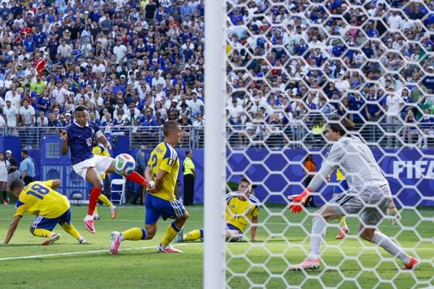NEW JERSEY - (LR) Yasin Ayari of Sweden, Kylian Mbappe of France scores the 1-0, Gustaf Lagerbielke of Sweden, Viktor Gyokeres of Sweden, Sweden goalkeeper Jacob Widell Zetterstrom during the 2026 FIFA World Cup, WM, Weltmeisterschaft, Fussball round of 32 match between France and Sweden at Boston Stadium on June 30, 2026 in Foxborough, United States. MAURICE VAN STEEN ANP FIFA World Cup 2026 - round of 32 2026 xVIxANPxSportx xMauricexvanxSteenxIVx 562496319 originalFilename: 562496319.jpg