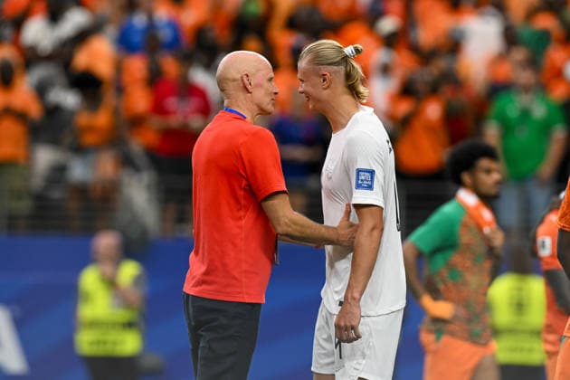 June 30, 2026: Norway manager StoÂ¥le Solbakken and Norway forward Erling Haaland (9) share a moment after the FIFA World Cup, WM, Weltmeisterschaft, Fussball Round of 32 matchup between CoÂ te d Ivoire and Norway at Dallas Stadium in Arlington, Texas. Cal Media Arlington USA - ZUMAc04_ 20260630_zma_c04_143 Copyright: xMichaelxDornx