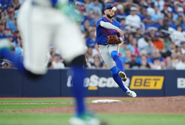 June 30, 2026, Toronto, On, CANADA: New York Mets third baseman Bo Bichette (19) throws to first base on a single by Toronto Blue Jays George Springer during fifth inning MLB, Baseball Herren, USA baseball action in Toronto on Tuesday, June 30, 2026. Canada News - June 30, 2026  - ZUMAc35_ 20260630_zaf_c35_079 Copyright: xNathanxDenettex