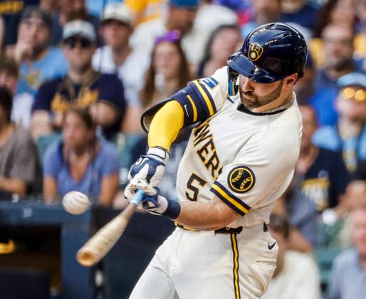 Milwaukee Brewers center fielder Garrett Mitchell hits an RBI single in the second inning of the MLB, Baseball Herren, USA game between the Cincinnati Reds and the Milwaukee Brewers at American Family Field in Milwaukee, Wisconsin on Tuesday, June 30, 2026.  MIL20260630811 TANNENxMAURY