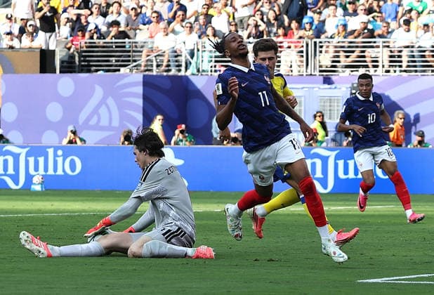 (260701) -- NEW YORK, July 1, 2026 -- Sweden s goalkeeper Jacob Widell Zetterstrom makes a save during the round of 32 match between France and Sweden at the 2026 FIFA World Cup, WM, Weltmeisterschaft, Fussball at the New York New Jersey Stadium, the United States, June 30, 2026. ) (SP)U.S.-NEW YORK-FOOTBALL-FIFA WORLD CUP-ROUND OF 32-FRA VS SWE HuxXingyu 