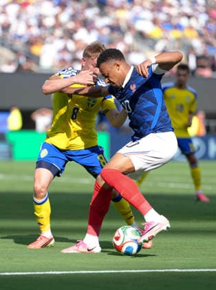 (260701) -- NEW YORK, July 1, 2026 -- Kylian Mbappe (R) of France vies with Daniel Svensson of Sweden during the round of 32 match between France and Sweden at the 2026 FIFA World Cup, WM, Weltmeisterschaft, Fussball at the New York New Jersey Stadium, the United States, June 30, 2026. ) (SP)U.S.-NEW YORK-FOOTBALL-FIFA WORLD CUP-ROUND OF 32-FRA VS SWE LuixSiuxWai 