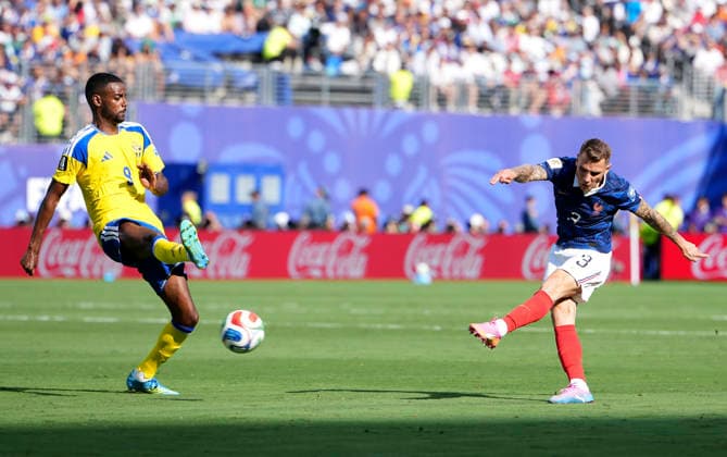 (260701) -- NEW YORK, July 1, 2026 -- Alexander Isak (L) of Sweden vies with Lucas Digne of France during the round of 32 match between France and Sweden at the 2026 FIFA World Cup, WM, Weltmeisterschaft, Fussball at the New York New Jersey Stadium, the United States, June 30, 2026. ) (SP)U.S.-NEW YORK-FOOTBALL-FIFA WORLD CUP-ROUND OF 32-FRA VS SWE LuixSiuxWai 