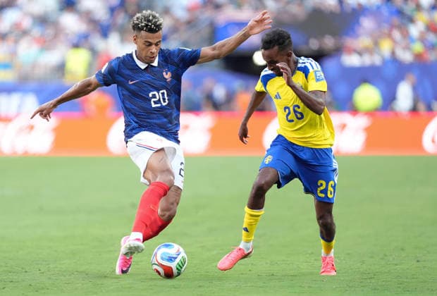 (260701) -- NEW YORK, July 1, 2026 -- Desire Doue (L) of France vies with Taha Ali of Sweden during the round of 32 match between France and Sweden at the 2026 FIFA World Cup, WM, Weltmeisterschaft, Fussball at the New York New Jersey Stadium, the United States, June 30, 2026. ) (SP)U.S.-NEW YORK-FOOTBALL-FIFA WORLD CUP-ROUND OF 32-FRA VS SWE LuixSiuxWai 