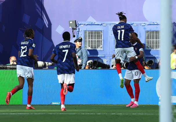 (260701) -- NEW YORK, July 1, 2026 -- Members of team France celebrate during the round of 32 match between France and Sweden at the 2026 FIFA World Cup, WM, Weltmeisterschaft, Fussball at the New York New Jersey Stadium, the United States, June 30, 2026. ) (SP)U.S.-NEW YORK-FOOTBALL-FIFA WORLD CUP-ROUND OF 32-FRA VS SWE HuxXingyu 