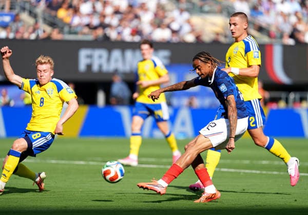 (260701) -- NEW YORK, July 1, 2026 -- Bradley Barcola (2nd R) of France shoots during the round of 32 match between France and Sweden at the 2026 FIFA World Cup, WM, Weltmeisterschaft, Fussball at the New York New Jersey Stadium, the United States, June 30, 2026. ) (SP)U.S.-NEW YORK-FOOTBALL-FIFA WORLD CUP-ROUND OF 32-FRA VS SWE LuixSiuxWai 