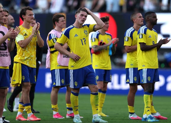 (260701) -- NEW YORK, July 1, 2026 -- Players of Sweden react after losing the round of 32 match between France and Sweden at the 2026 FIFA World Cup, WM, Weltmeisterschaft, Fussball at the New York New Jersey Stadium, the United States, June 30, 2026. ) (SP)U.S.-NEW YORK-FOOTBALL-FIFA WORLD CUP-ROUND OF 32-FRA VS SWE HuxXingyu 