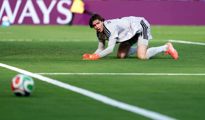 (260701) -- NEW YORK, July 1, 2026 -- Goalkeeper Jacob Widell Zetterstrom of Sweden reacts during the round of 32 match between France and Sweden at the 2026 FIFA World Cup, WM, Weltmeisterschaft, Fussball at the New York New Jersey Stadium, the United States, June 30, 2026. ) (SP)U.S.-NEW YORK-FOOTBALL-FIFA WORLD CUP-ROUND OF 32-FRA VS SWE LuixSiuxWai 