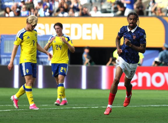 (260701) -- NEW YORK, July 1, 2026 -- Bradley Barcola (R) of France reacts during the round of 32 match between France and Sweden at the 2026 FIFA World Cup, WM, Weltmeisterschaft, Fussball at the New York New Jersey Stadium, the United States, June 30, 2026. ) (SP)U.S.-NEW YORK-FOOTBALL-FIFA WORLD CUP-ROUND OF 32-FRA VS SWE HuxXingyu 