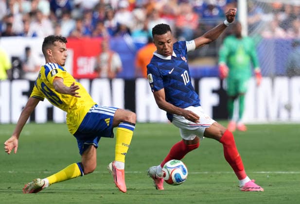 (260701) -- NEW YORK, July 1, 2026 -- Yasin Ayari of Sweden (L) vies with Kylian Mbappe of France during the round of 32 match between France and Sweden at the 2026 FIFA World Cup, WM, Weltmeisterschaft, Fussball at the New York New Jersey Stadium, the United States, June 30, 2026. ) (SP)U.S.-NEW YORK-FOOTBALL-FIFA WORLD CUP-ROUND OF 32-FRA VS SWE LuixSiuxWai 