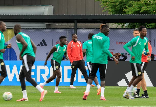 Sport Bilder des Tages #3 (260701) -- SEATTLE, July 1, 2026 -- Senegal s head coach Pape Thiaw (C) attends a training session ahead of round of 32 match between Belgium and Senegal at the 2026 FIFA World Cup, WM, Weltmeisterschaft, Fussball in Seattle, the United States, June 30, 2026. ) (SP)U.S.-SEATTLE-FOOTBALL-FIFA WORLD CUP-TRAINING-SENEGAL MaoxSiqian 
