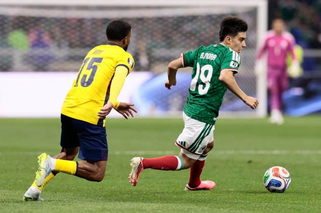 FIFA World Cup, WM, Weltmeisterschaft, Fussball 2026 - Round of 32 - Mexico vs Ecuador Gilberto Mora (R) of Mexico in action against Pedro Vite of Ecuador during the FIFA World Cup 2026 Round of 32 match Mexico against Ecuador in Mexico City, Mexico, 30 June 2026. Mexico City Mexico  Copyright: xJOSExMENDEZx