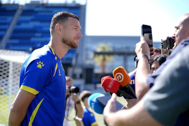 FIFA World Cup, WM, Weltmeisterschaft, Fussball 2026: Media day for Bosnia and Herzegovina in San Jose, California SAN JOSE, CALIFORNIA - JUNE 30: Edin Dzeko of team Bosnia Herzegovina speaks to press at PayPal Park in San Jose on June 30, 2026 before training session ahead of the 2026 FIFA World Cup Round 32 match between USA vs Bosnia and Herzegovina at the San Francisco Stadium (Levi s Stadium) in Santa Clara, California, United States. Tayfun Coskun Anadolu California United States. Editorial use only. Please get in touch for any other usage.  Copyright: x2026xAnadoluxTayfunxCoskunx