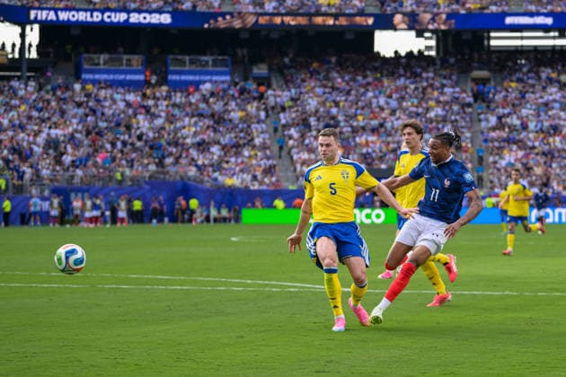 Fußball, WM 2026, 20260630, Frankreich - Schweden. Im Bild v.l. Gabriel GUDMUNDSSON (Schweden, 5), Michael OLISE (Frankreich, 11). East Rutherford New-York-New-Jersey-Stadion New Jersey Vereinigte Staaten von Amerika *** Soccer, 2026 World Cup, 20260630, France vs. Sweden. Pictured, from left: Gabriel GUDMUNDSSON (Sweden, 5), Michael OLISE (France, 11). East Rutherford, New York, New Jersey Stadium, New Jersey, United States of America Copyright: Passion2Press MarkusxFischerx