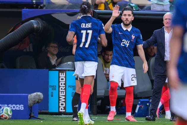 Fußball, WM 2026, 20260630, Frankreich - Schweden. Im Bild Auswechslung, v.l. Michael OLISE (Frankreich, 11), Rayan CHERKI (Frankreich, 24). East Rutherford New-York-New-Jersey-Stadion New Jersey Vereinigte Staaten von Amerika *** Soccer, 2026 World Cup, 20260630, France vs. Sweden. Pictured: Substitution; from left: Michael OLISE (France), No. 11; Rayan CHERKI (France), No. 24; East Rutherford, New York, New Jersey; Stadium, New Jersey, United States of America Copyright: Passion2Press MarkusxFischerx