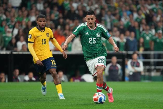 Mexico v Ecuador - FIFA World Cup, WM, Weltmeisterschaft, Fussball 2026 - Round of 32 MEXICO CITY, MEXICO - JUNE 30: Roberto Alvarado (25) of Mexico in action against Pedro Vite (15) of Ecuador during the 2026 FIFA World Cup Round of 32 match between Mexico and Ecuador at Mexico Stadium (Estadio Azteca) in Mexico City, Mexico on June 30, 2026. Juancho Torres Anadolu Mexico City Mexico. Editorial use only. Please get in touch for any other usage.  Copyright: x2026xAnadoluxJuanchoxTorresx