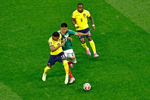 June 30, 2026, Mexico City, Mexico City, Mexico: Jesus Gallardo of Mexico battles for possession ball with Gonzalo Plata and John Yeboah of Ecuador during the match between Mexico and Ecuador for the round of 32 the FIFA World Cup, WM, Weltmeisterschaft, Fussball 2026, at Mexico City Stadium, in Mexico City, Mexico on June 30. 2026. Photo: DiaEsportivo Mexico City Mexico - ZUMAh208 20260630_zsp_h208_006 Copyright: xHeulerxAndreyx