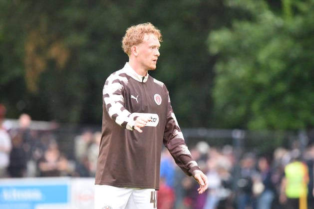 Fußball, Saison 2025 26, Freundschaftsspiel, Altona 93 - FC St. Pauli, Adolf-Jäger-Kampfbahn (Hamburg), 30.06.2026 Marwin Schmitz ( 42, FCSP) beim aufwärmen Hamburg Deutschland *** Soccer, 2025–26 season, friendly match, Altona 93 vs. FC St. Pauli, Adolf Jäger Kampfbahn, Hamburg, June 30, 2026; Marwin Schmitz, 42, FCSP warming up, Hamburg, Germany
