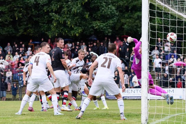Fußball, Saison 2025 26, Freundschaftsspiel, Altona 93 - FC St. Pauli, Adolf-Jäger-Kampfbahn (Hamburg), 30.06.2026 Gedränge im Torraum. Altonaer Spieler schießen ein Tor.Spari kommt nicht mehr dran. Hamburg Deutschland *** Soccer, 2025–26 season, friendly match, Altona 93 vs. FC St. Pauli, Adolf Jäger Kampfbahn, Hamburg, June 30, 2026. A scramble in the goal area; an Altona player scores a goal; Spari can t reach it in time. Hamburg, Germany
