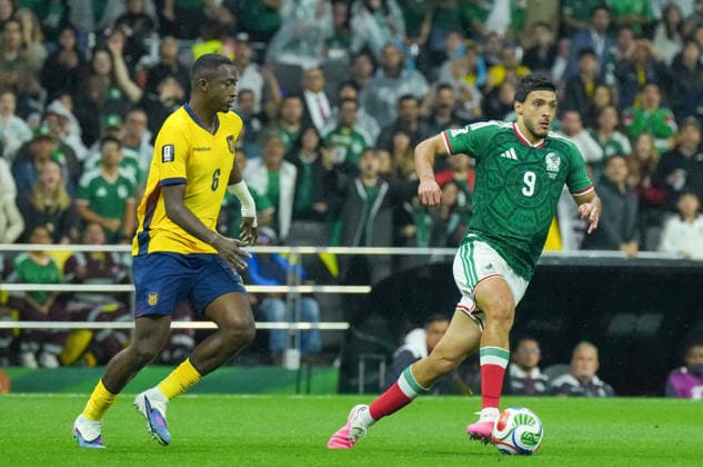 Mexico v Ecuador - FIFA World Cup, WM, Weltmeisterschaft, Fussball 2026 - Round of 32 MEXICO CITY, MEXICO - JUNE 30: Raul Jimenez (9) of Mexico in action against Willian Pacho (6) of Ecuador during the 2026 FIFA World Cup Round of 32 match between Mexico and Ecuador at Mexico Stadium (Estadio Azteca) in Mexico City, Mexico on June 30, 2026. Juancho Torres Anadolu Mexico City Mexico. Editorial use only. Please get in touch for any other usage.  Copyright: x2026xAnadoluxJuanchoxTorresx