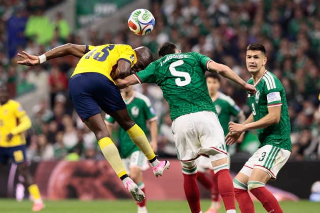 FIFA World Cup, WM, Weltmeisterschaft, Fussball 2026 - Round of 32 - Mexico vs Ecuador Johan Vasquez (C) of Mexico in action against Enner Valencia of Ecuador during the FIFA World Cup 2026 Round of 32 match Mexico against Ecuador in Mexico City, Mexico, 30 June 2026. Mexico City Mexico  Copyright: xJOSExMENDEZx