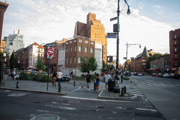June 30, 2026, New York City, New York, USA: The New York City Department of Transportation hung orange and blue signs with the names and jersey numbers of each New York Knick basketball player at intersections along Sixth and Seventh Avenues in New York City. Knicks player Jalen Brunson honored at the intersection f West 11th street at Seventh Avenue South. New York City USA - ZUMAt442 20260630_znp_t442_004 Copyright: xBillyxTompkinsx
