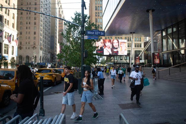 June 30, 2026, New York City, New York, USA: The New York City Department of Transportation hung orange and blue signs with the names and jersey numbers of each New York Knick basketball player at intersections along Sixth and Seventh Avenues in New York City. Knicks player Karl-Anthony Towns honored West 32nd street and Seventh Avenue. New York City USA - ZUMAt442 20260630_znp_t442_007 Copyright: xBillyxTompkinsx