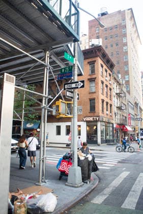 June 30, 2026, New York City, New York, USA: The New York City Department of Transportation hung orange and blue signs with the names and jersey numbers of each New York Knick basketball player at intersections along Sixth and Seventh Avenues in New York City. KNicks player Mikal Bridges honored at the intersection of West 25th street and Seventh Avenue. New York City USA - ZUMAt442 20260630_znp_t442_013 Copyright: xBillyxTompkinsx