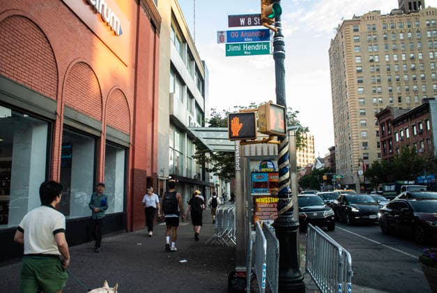 June 30, 2026, New York City, New York, USA: The New York City Department of Transportation hung orange and blue signs with the names and jersey numbers of each New York Knick basketball player at intersections along Sixth and Seventh Avenues in New York City. Knicks player OG Anunoby honored at the intersection of West 8th street and Sixth Avenue. New York City USA - ZUMAt442 20260630_znp_t442_020 Copyright: xBillyxTompkinsx