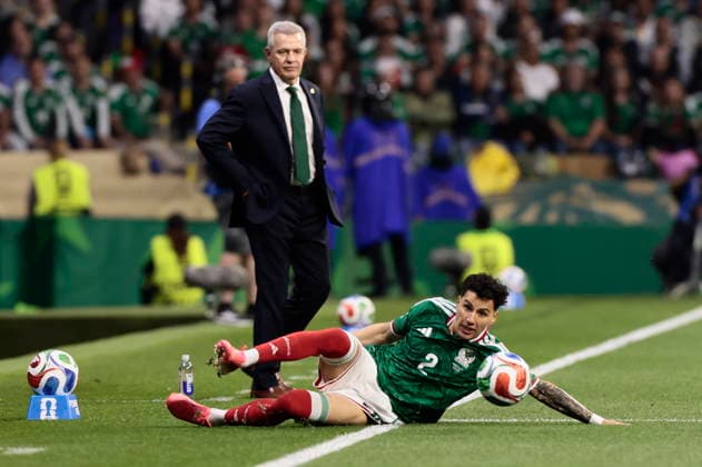 FIFA World Cup, WM, Weltmeisterschaft, Fussball 2026 - Round of 32 - Mexico vs Ecuador epaselect Jorge Sanchez of Mexico in action as his head coach Javier Aguirre (L) looks on during the FIFA World Cup 2026 Round of 32 match Mexico against Ecuador in Mexico City, Mexico, 30 June 2026. Mexico City Mexico  Copyright: xJOSExMENDEZx