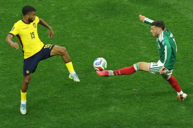 FIFA World Cup, WM, Weltmeisterschaft, Fussball 2026 - Round of 32 - Mexico vs Ecuador Santiago Gimenez (R) of Mexico in action against Pedro Vite of Ecuador during the FIFA World Cup 2026 Round of 32 match Mexico against Ecuador in Mexico City, Mexico, 30 June 2026. Ciudad de Mexico Mexico  Copyright: xISAACxESQUIVELx